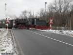 Am 07.12.2013 f�hrt der Nikolaus-Sonderzug gerade vor Hettstedt �ber die ehemalige Bundesstra�e 180 dem Haltepunkt Hettstedt-Eduardschacht entgegen.