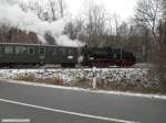 Am 07.12.2013 f�hrt der Nikolaus-Sonderzug gerade vor Hettstedt �ber die ehemalige Bundesstra�e 180 dem Haltepunkt Hettstedt-Eduardschacht entgegen.