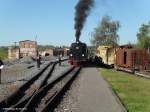 Am 02.10.2011 steht Lok 11 mit Ihrem Personenzug im noch nicht fertig gestellten Bahnhof Hettstedt-Kupferkammerh�tte und wartet auf Abfahrt in Richtung Benndorf.