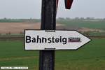 15.04.2018 - Tag der Industriekultur: Wegweiser zum Zugang des Bahnsteigs des Haltepunkts Paradies.
