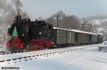 Am 19.12.2009 wartet in Steinbach 99 1715-4 auf Abfahrt in Richtung J�hstadt.