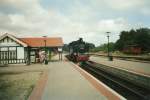 99 783 bei der Fahrt �ber den Bahnhof Putbus im Jahr 2002 um an ihren Zug zugelangen(Gescannt)