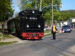 Am 01.Mai 2009 mu�te der Zugf�hrer den Bahn�bergang in Baabe provisorisch sichern als 99 1784 den B� passierte.