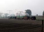 99 1608-1 in Seelvitz am 11.Okt.2013 mit einem Foto-G�terzug