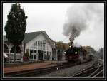 99 608 steht nach dem Wassernehmen in Binz f�r die Fotografen neben dem Empfangsgeb�ude f�r Fotos am 13.Okt.2013