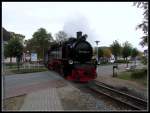 99 1784-0 durchf�hrt den Ort Baabe mit P 106 kurz vor der Ankunft im Bahnhof Baabe am  15.Okt.2013