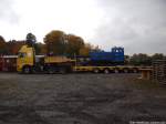 Blick von der Seite auf den Volvo und auf dem Tieflader die 199 008, die wieder in ihre alte Heimat nach J�hstadt zur�ck kehren wird in Putbus am 17.10.13