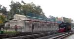 Der Lokschuppen G�hren und die 99 1784-0 in G�hren am 15.Okt.2013