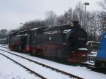 99 1781 und dahinter 99 1784,am 26.Januar 2014,in der Putbuser Einsatzstelle.
