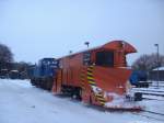 R�BB 251 901 mit dem Schneepflug abgestellt am Kleinbahn BW Putbus am 30.1.14