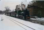 Ein kurzer Personenzug nach Putbus im verschneiten G�hren.