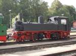 99 1594 hat als letzte Lok das Putbuser Millionengleis verlassen und stand,am 11.August 2014,mit Mh52 auf einem Abstellgleis in der Nähe der Einsatzstelle.