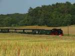 99 1781-6 rollt nach einem kurzen Halt in Seelvitz gemächlich mit P 110 durch die Felder bei Seelvitz am 31.07.2014