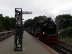 99 1782-4 rollt mit dem P 224 in den Bahnhof Binz am 02.08.2014 ein