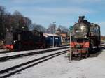 99 1783,von der es immer noch nichts Neues zuvermelden gibt,und die aufgebockte 99 1781,am 28.Dezember 2014,in Putbus.