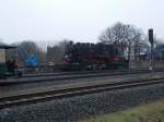Im Bimmelbahnforum wurde es vermeldet das 99 1783 zum Abtransport in Putbus bereit steht,also einen Tag später ins Auto gesetzt und ab nach Putbus.Am Morgen vom 26.Januar 2015 stand Sie