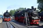 Während 99 1784-0 am Kohlebunker steht, wird 99 1781-6 für den nächsten Tag vorbereitet.