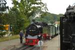 99 1784-0 stand am 08.08.2015 mit P 222 in Sellin Ost, während 99 1781-6 mit P 101 einfährt.