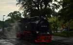 99 1781-6 setzt am 08.08.2015 in Göhren um an den Zug.