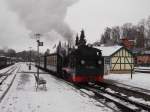Mit aus vier Wagen bestehenden Zug nach G�hren hatte 99 4633,am 17.Januar 2016,ab Putbus leichtes Spiel.