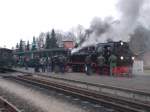 Umlagert von Eisenbahnfan`s stand (Dampf)achim,am 20.Februar 2016,in Putbus wieder Rede und Antwort.