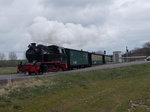 Die langen Beine in die Hand genommen und zum Glück war der Bahnübergang geschlossen als ich es,am 31.März 2016,noch schaffte die Überfahrt von 99 4801 über die B 196 bei