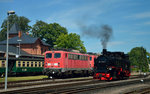 99 1782-4 rollt an der 140 833 vorbei zu ihrem P 105 am 22.07.2016 in Putbus