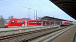 Im Bahnhof Lichtenfels steht Gleis 7 der RE nach Hof/Bayreuth in Gestalt der BR 612 bereit, am Gleis 6 fährt soeben ein 641-Doppel nach Bamberg los.