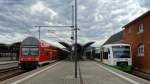 Rechts steht ein 650er der ErfuterBahn über Erfurt nach Apolda und links eine DR-Doppelstockwagen Garnitur nach Großheringen.