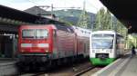 143-098 mit DR-Dostos und VT313(BR650) stehen als Regionalzüge in Saalfeld(Saale) bereit und warten auf neue Fahrgäste.