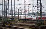 Einfahrt eines ICE 1 in den Frankfurter Hbf am 26.04.2015.