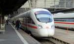 Ein ICE der Baureihe 411 steht in Frankfurt(Main) Hbf zur Abfahrt bereit.