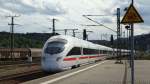 Einfahrt eines ICE-T der auf seinem Weg nach Stralsund im Bahnhof Saalfeld einen Unterwegshalt einlegt.
Aufgenommen im August 2014.