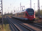 Am gest�rten Ausfahrsignal verlie� der Flirt 429 028,am 07.Mai 2016,den Bahnhof Bergen/R�gen.