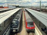 Eine Agilis nach Ulm und ein RE nach M�nchen Hbf stehen in Ingolstadt Hbf nebeneinander.
Aufgenommen im Juli 2016.
