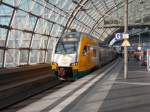 Der ODEG KISS ET445 109,beim Zwischenstopp,am 05.Oktober 2014,in Berlin Lehrter Hbf.