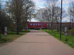 Am 18.04.2015 durcheilte der RE 3609 aus Goslar in Richtung Halle (Saale) Hbf den an der KBS 330 gelegenen Bü 18,7 in der Ortslage Merbitz.
