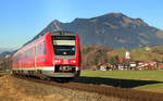 Ein 612er ist als RE von Ulm nach Oberstdorf hier südlich von Altstädten im Allgäu unterwegs.
Aufgenommen im Dezember 2016.