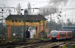 W�hrend die Speyerbach des Eisenbahnmuseum Neustadt am Reiterstellwerk wartet f�hrt der 642 592 aus Neustadt am 30.11.2014 aus.