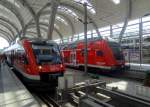 Ein 648er und ein Doppelstockwagenzug in Kiel Hbf.