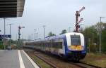 Ein NOB-Zug fährt aus dem Bahnhof Niebüll aus.
