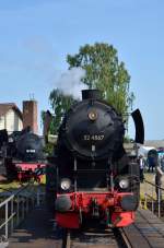 52 4867(HEF) auf die Drehscheibe am 14.05.2015 im Eisenbahnmuseum Darmstadt-Kranichstein.