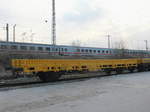 Zweiachsiger Flachwagen der DB mit der Nr. 40 80 D-DB 9520 091-6 Us-x 193 am 29. März 2017 im Bahnhof Berlin Grünau.