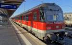 Eine N�rnberger n-Wagen Garnitur - bestehend aus dem Steuerwagen(82-34 302-3 Bnrdzf 477.2), einem 2.Klasse Wagen(22-34 342-2 Bnrz 436.4) und der E-Lok 111-173 - l�sst sich im Bahnhof Bamberg von der