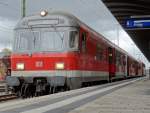 Eine RB nach Kronach, die noch aus alten Wagen gebildet wird, steht in Bamberg am Gleis 8 bereit.