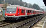 3 n-Wagen und eine 111 stehen in Kronach am Gleis 4.