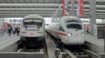 Zwei ICE Züge stehen in München Hbf in der Haupthalle.