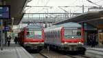 Zwei RE-Züge stehen an einem Septemberabend 2014 in Wolfsburg Hbf.