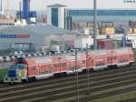 TME Lok Nr.22 mit Doppelstockwagen des Airport-Express Sch�nefeld in Mukran am 27.11.2014