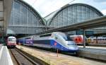 Deutschland trifft Frankreich.Links ein Steuerwagen und rechts der TGV am 26.04.2015 im Frankfurter Hbf.